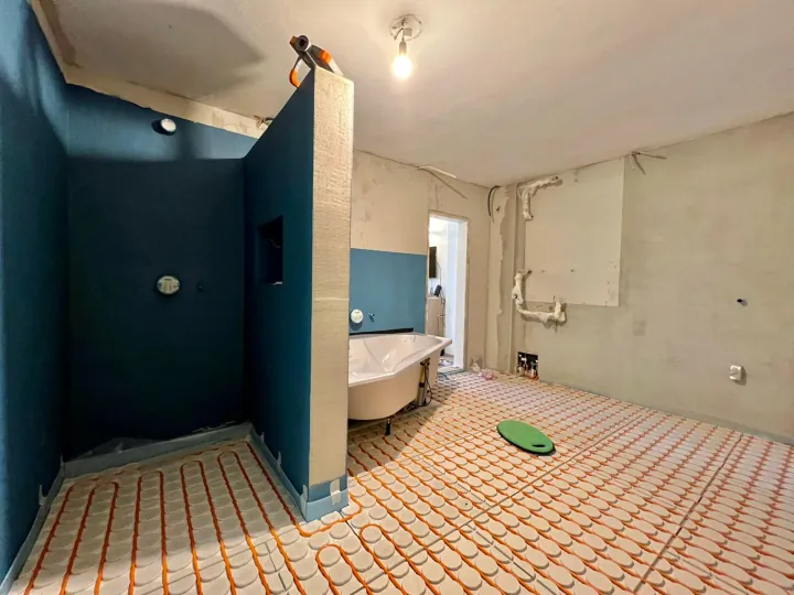 Fußbodenheizungsrohre in einem Bad im Bau