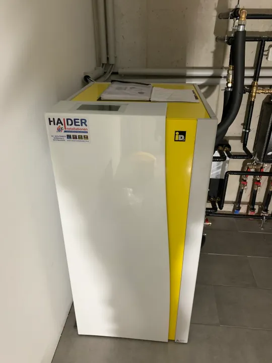iDM-Erdwärmepumpe mit angeschlossenen Heizungsleitungen im Heizraum