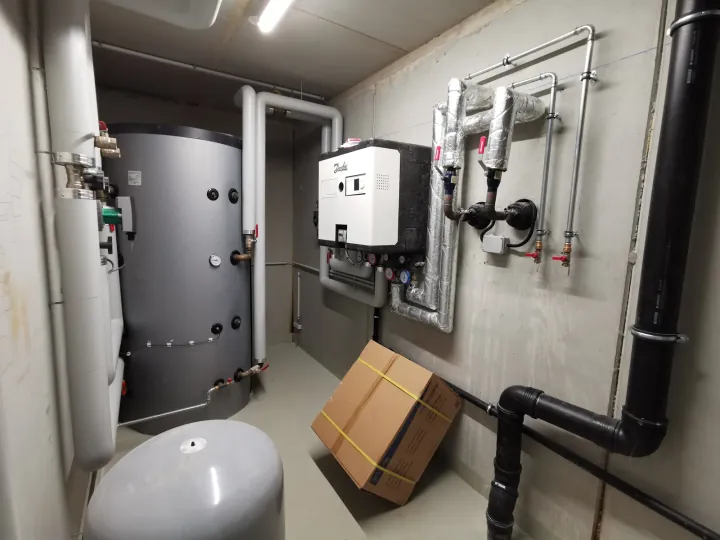 Speicher und Leitungen in einem Heizraum