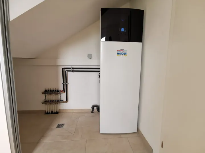 Daikin-Wärmepumpe neben Heizkreisverteilern