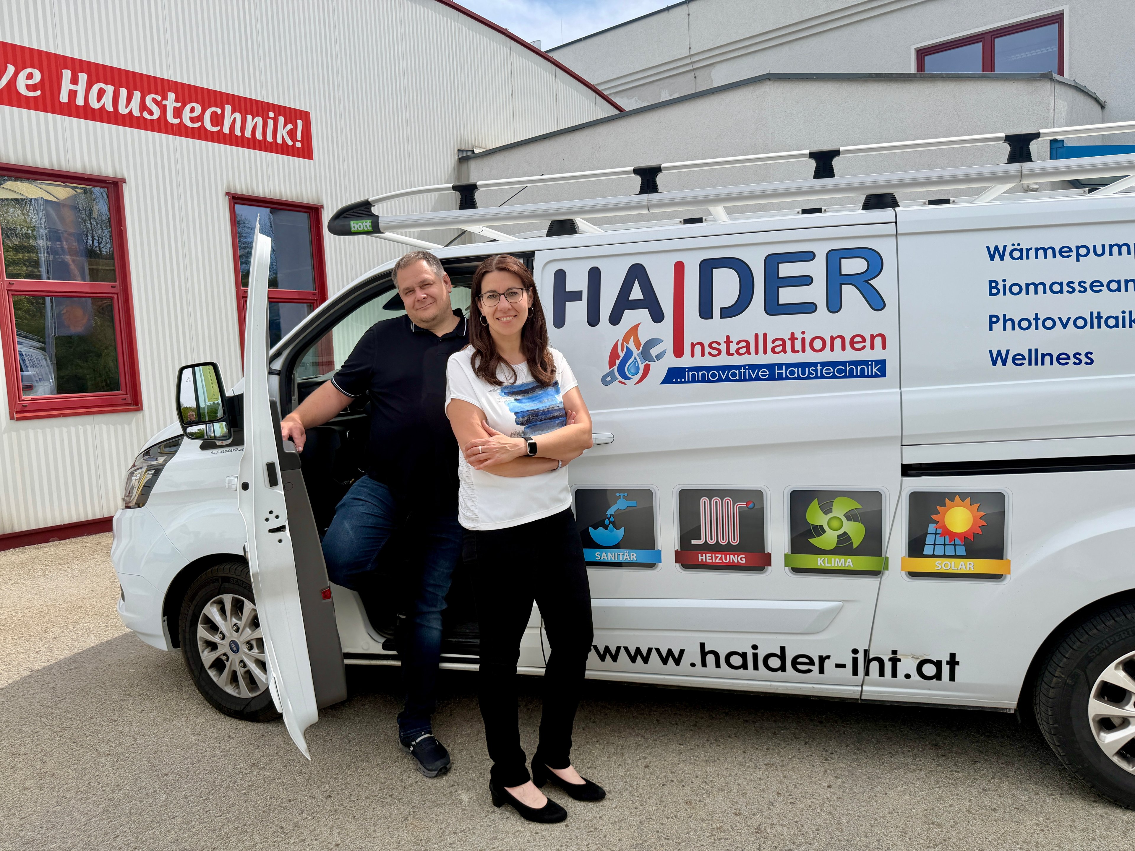 Chef der Firma Haider vor einem Firmenbus